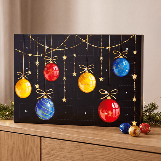 Adventskalender bedrucken Bedruckter Adventskalender auf einem Sideboard stehend mit Lindt Lindor Kugeln