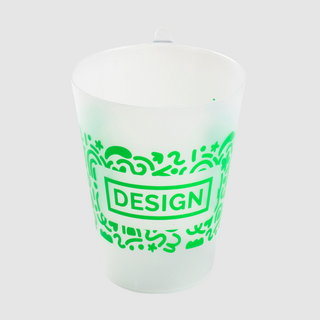 Einfarbig bedruckter Mehrweg-To-go-Becher aus Kunststoff mit Öse für ein Lanyard