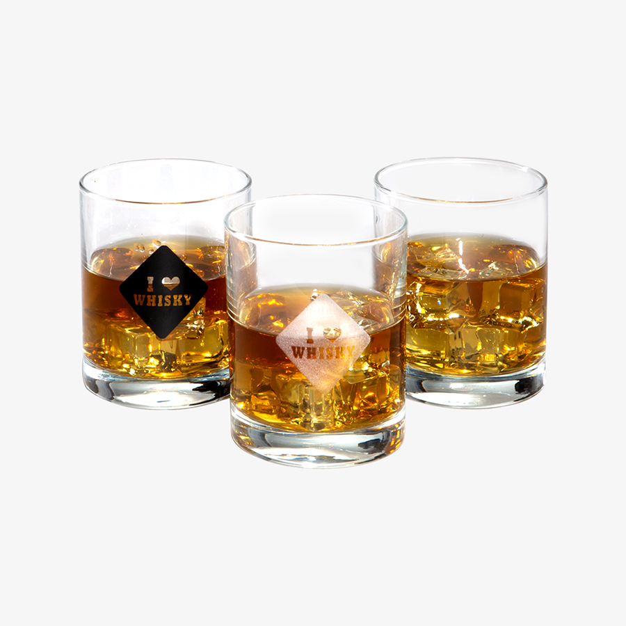 Drei befüllte Whiskygläser in Tumblerform, spülmaschinenfest und mit Eisboden