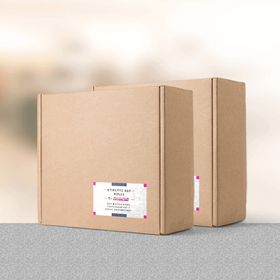 Logistiketiketten mit individuellem Druck in verschiedenen Stärken, Beispiel mit Versandboxen