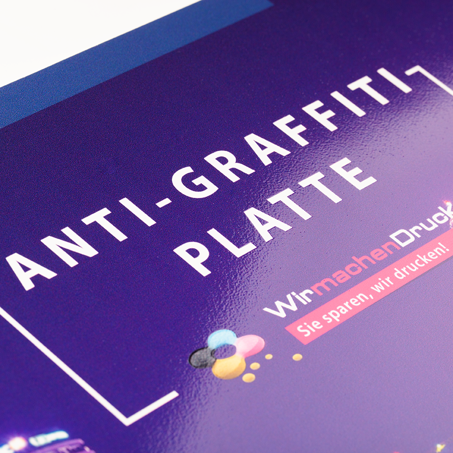 Detailansicht einer Anti-Graffiti-Platte aus Aluminium mit individuellem Druck