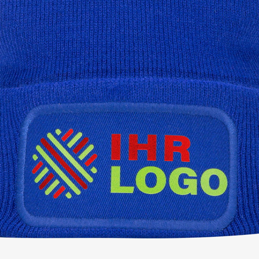 Blaue Beanie individuell bedruckt, Detail vollfarbiger Digitaltransferdruck rechteckig