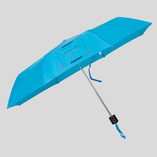 Blauer Budget-Taschenschirm mit 4/0-farbigem Druck auf einem Schirmsegment