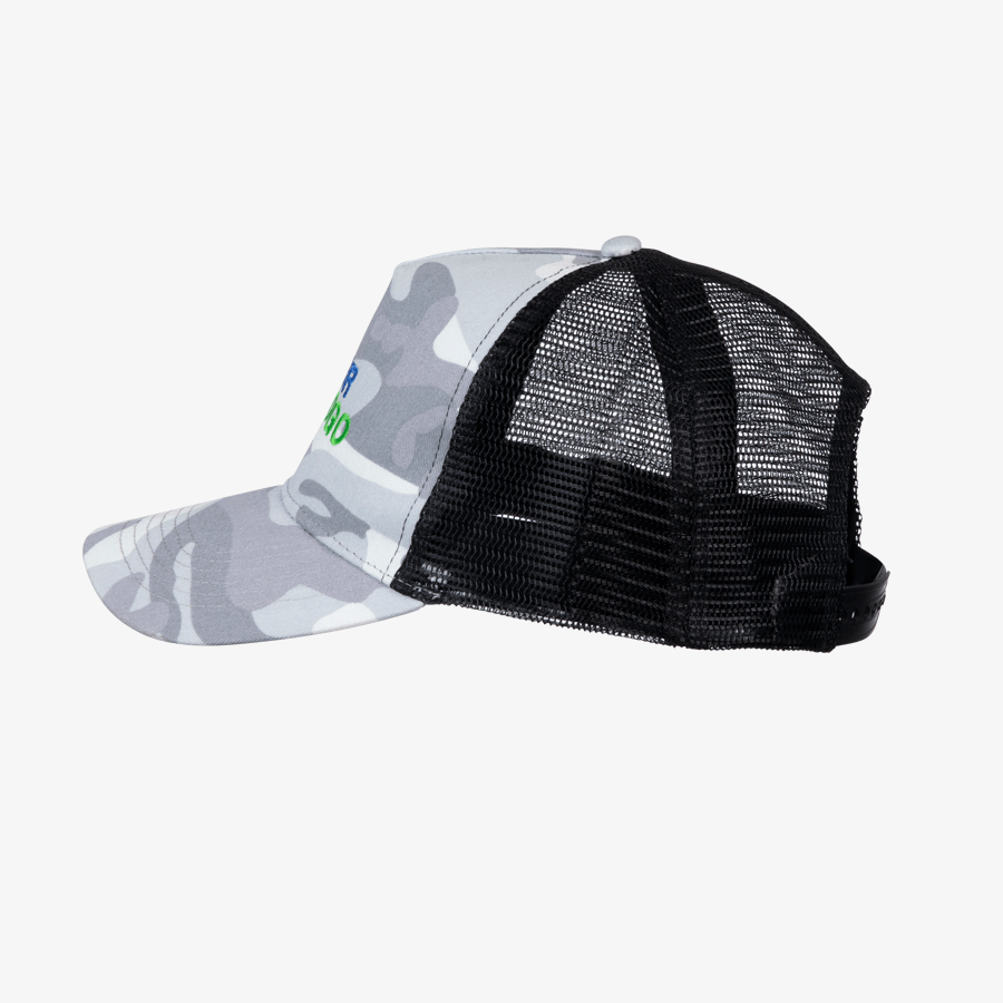 Seitenansicht einer grau-schwarzen Trucker-Camo-Snapback-Cap mit Stickerei und Mesh-Einsätzen