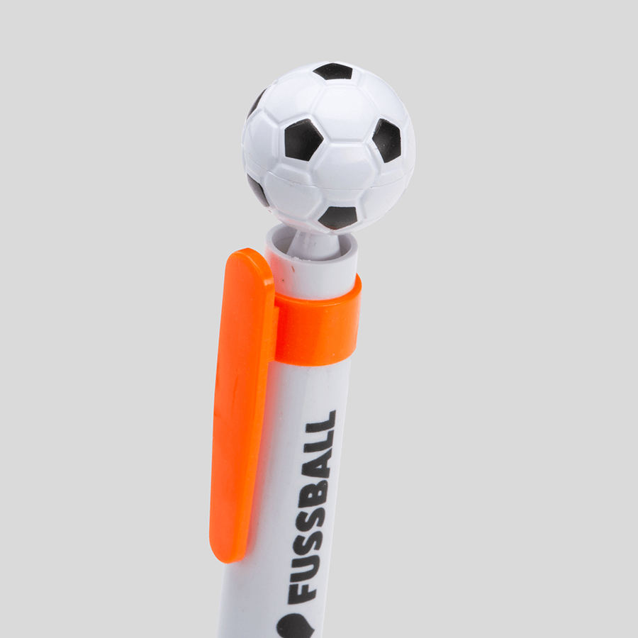 Detailansicht eines Fussball-Kugelschreibers in orange, individuell bedruckbar