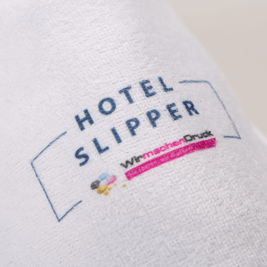 Detailansicht weisser Hotelslipper aus weichem Frottee, individuell bedruckbar
