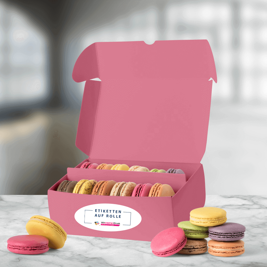 Ovales Dekorationsetikett mit individuellem Druck auf einer Box gefüllt mit Macarons 