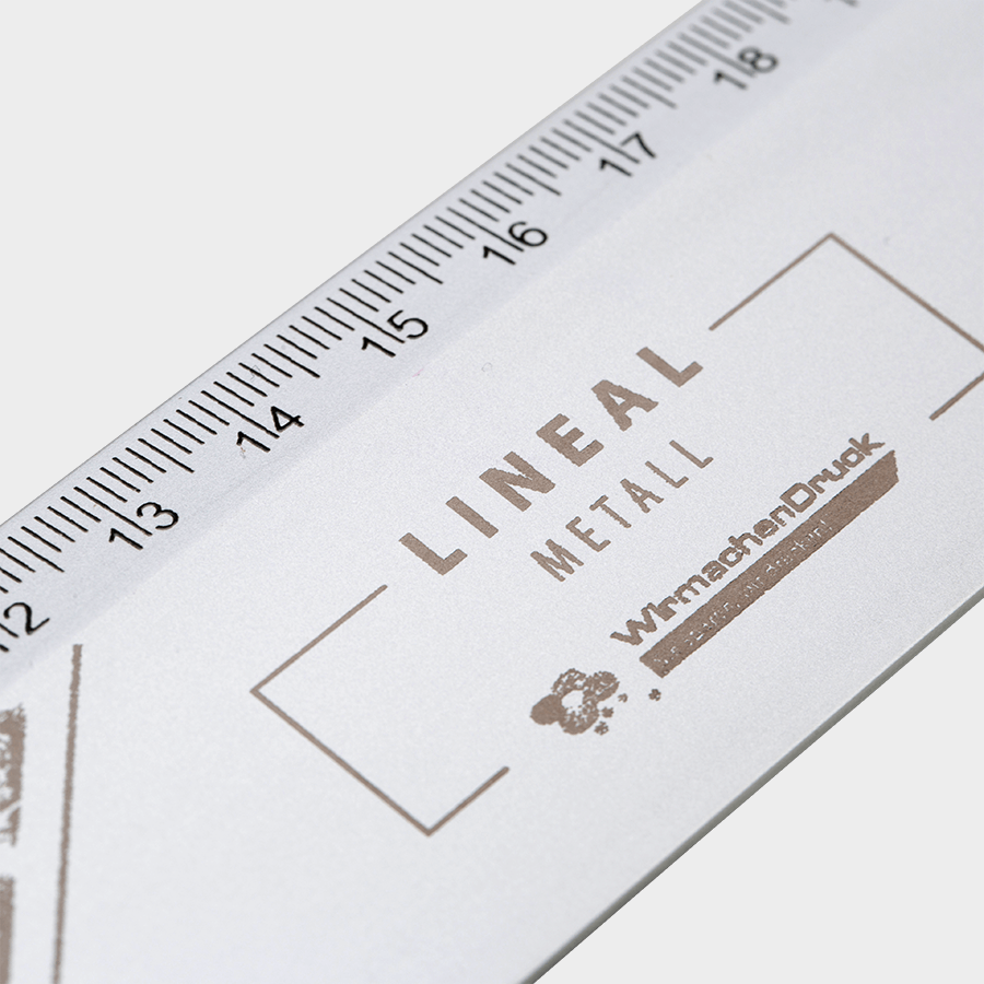 Detailansicht von edlem Metall-Lineal, mit 4/0-farbigen UV-Direktdruck