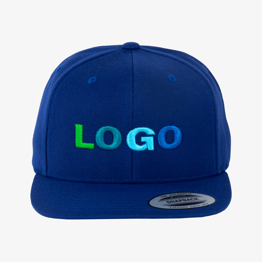 Vorderseite einer dunkelblauen Premium-Snapback-Cap mit individueller 3D-Stickerei