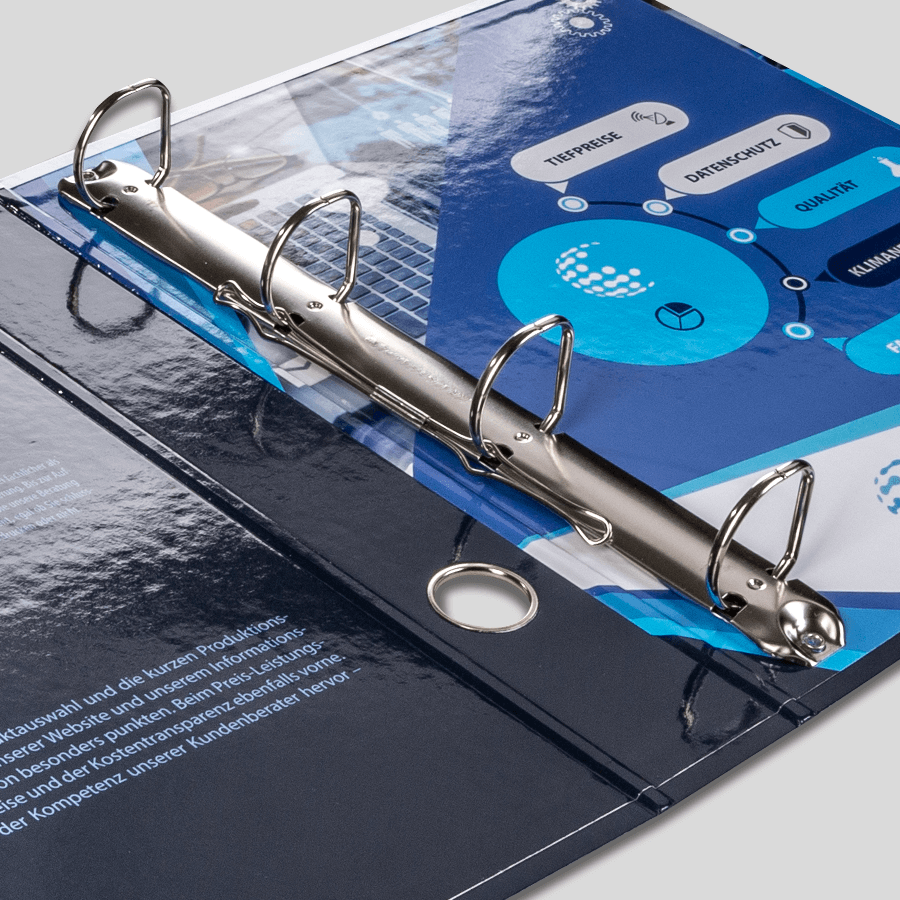 Innenseiten eines vollfarbig bedruckten Ringbuchs mit 4-Loch-Ringmechanik und Griffloch
