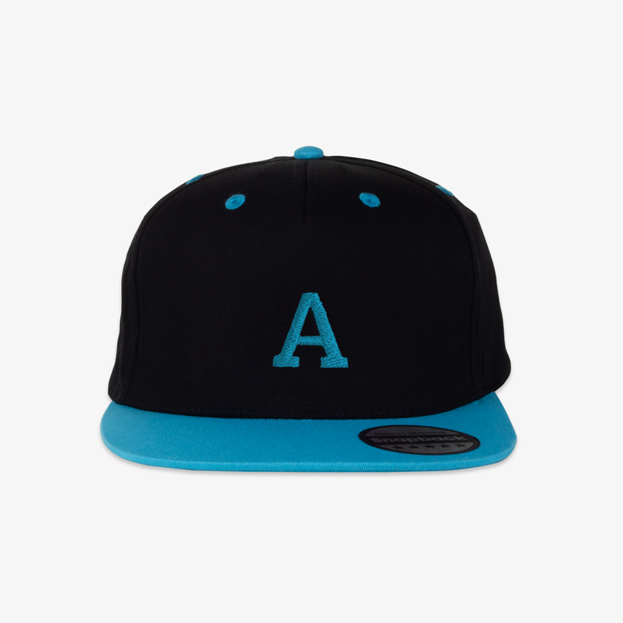 Cap Snapback Panel Contrast in Schwarz-Blau, individuell bestickt