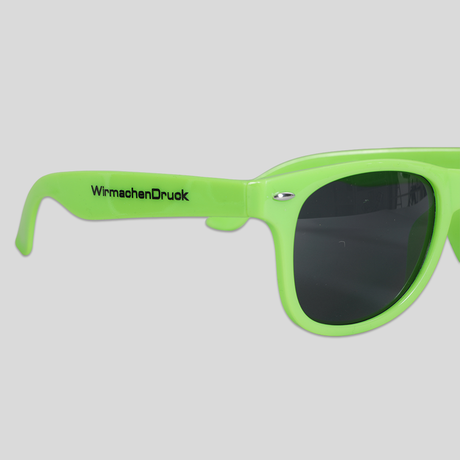 Grüne Sonnenbrille mit schwarzem Aufdruck