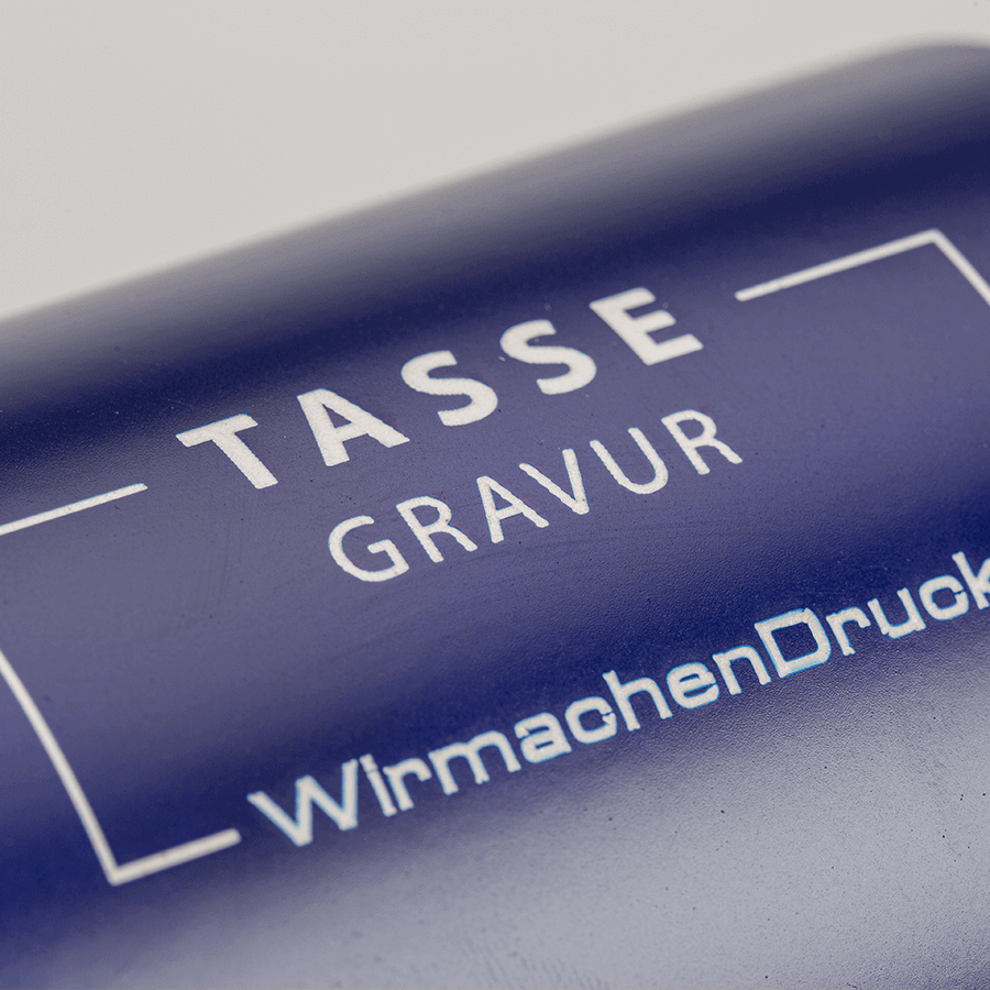 Detailansicht blaue Tasse mit weisser Gravur, individuell bedruckbar