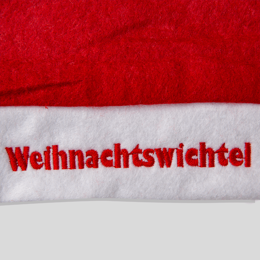 Detailaufnahme einer individuell bestickten Weihnachtsmütze in klassischem Rot-Weiss