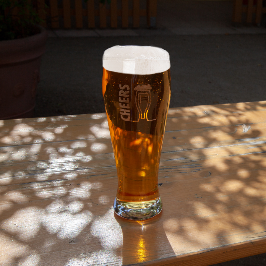 Befülltes Weizenbierglas mit 0,5 l Fassungsvermögen und Gravur, Servierbeispiel