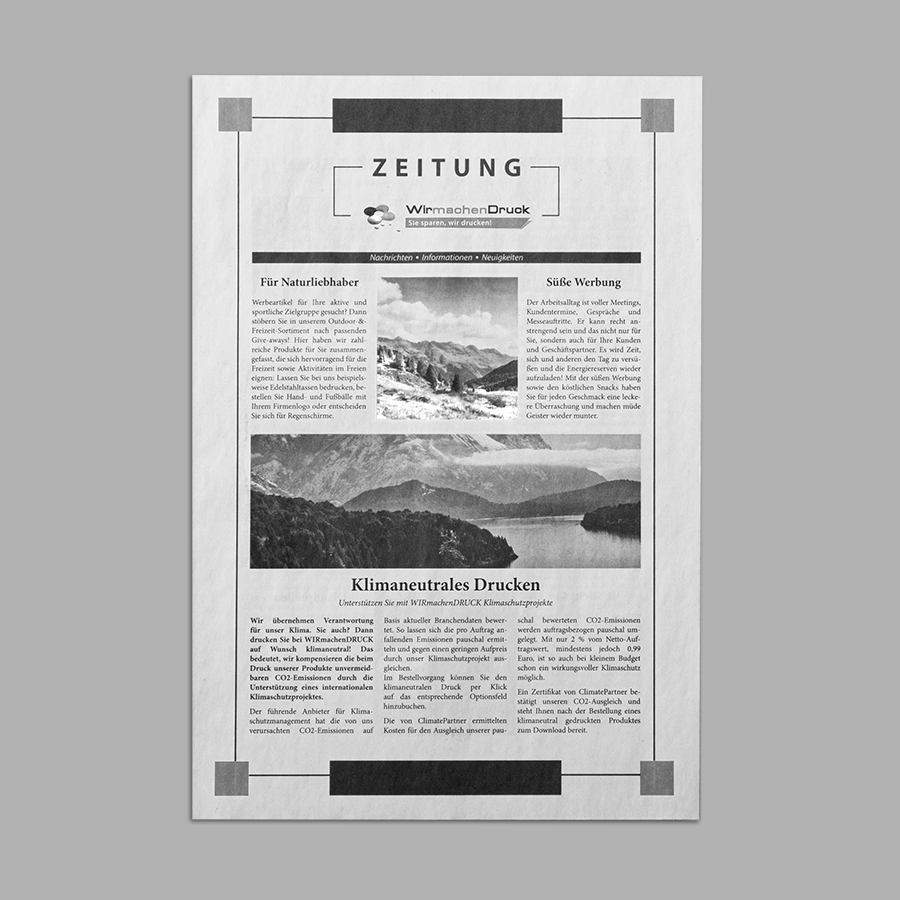 Ausgeklappte DIN-A4-Zeitung mit Schwarz-Weiss-Druck im Hochformat und in der Frontalansicht