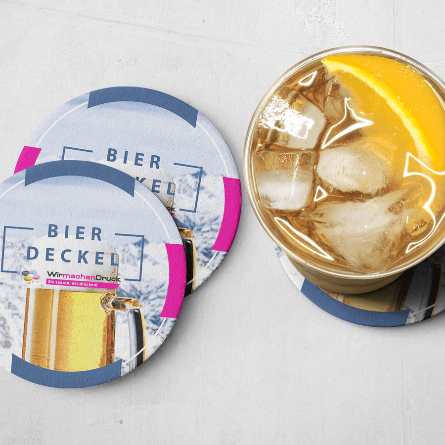 Individuell bedruckte Bierdeckel rund, einer davon mit Trinkglas